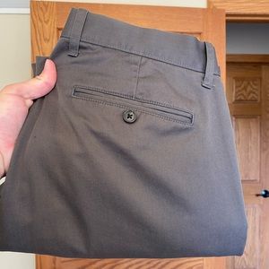 GAP Men’s Classic Khakis, size 33x30